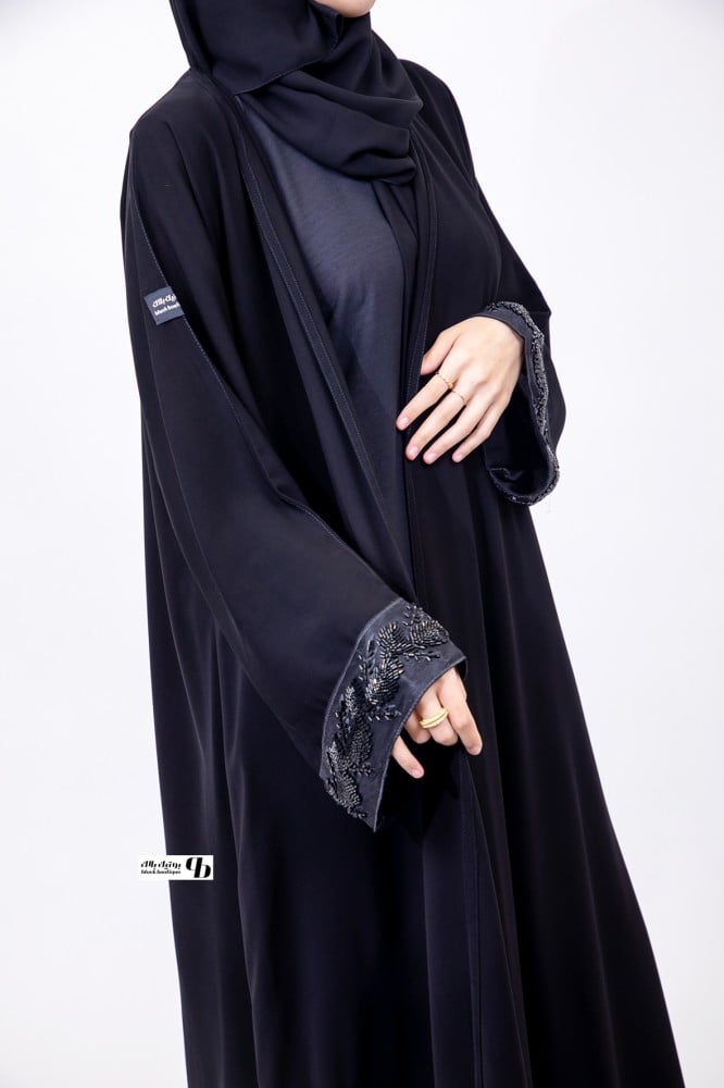 عباية نص كلوش ملكي مع شك اسود مميّز على الأكمام BB188