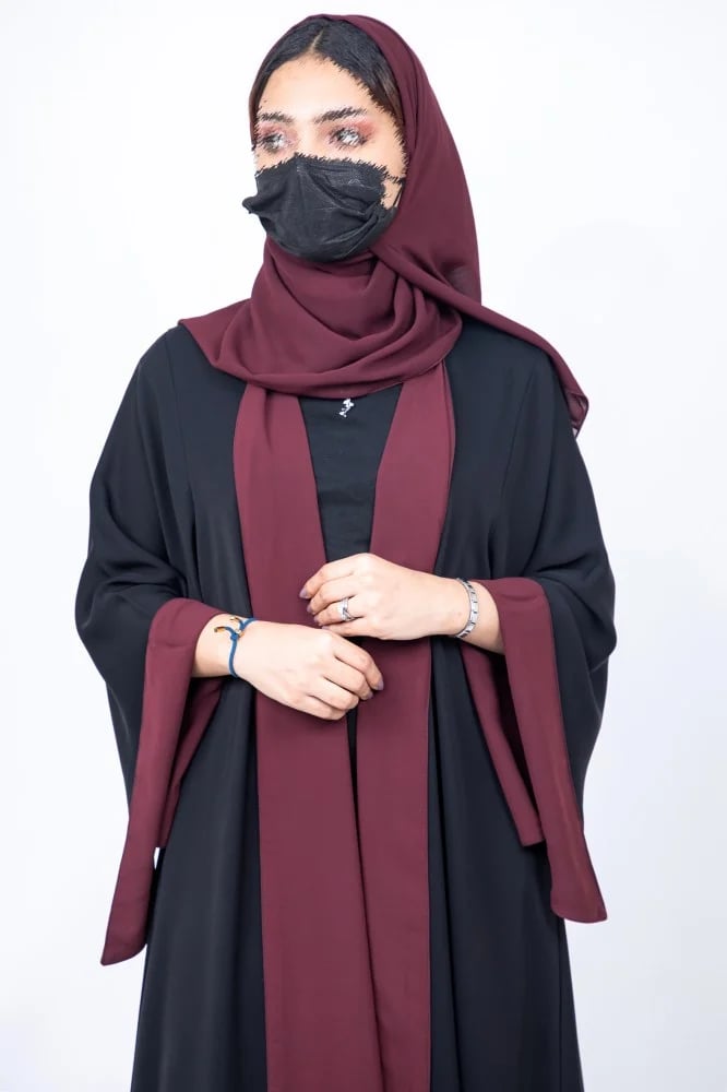 عباية شيفون عنابي مع بلاك بيري اسود والاكمام مفتوحة BB206