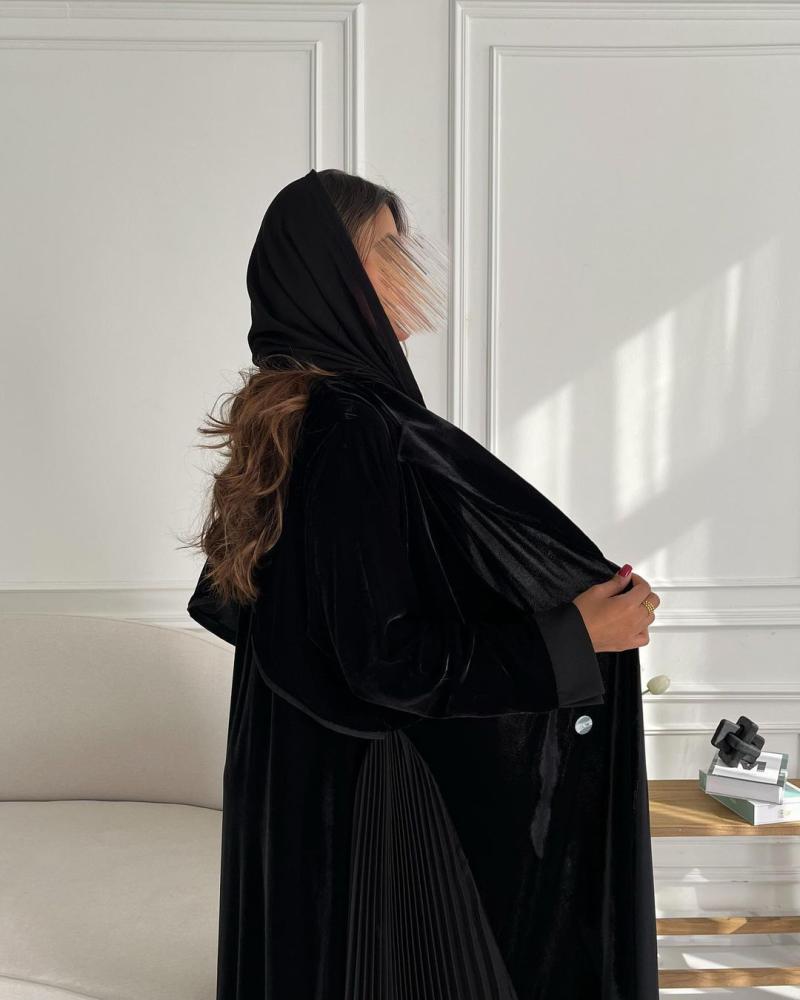 عبايات مخمل اسود
