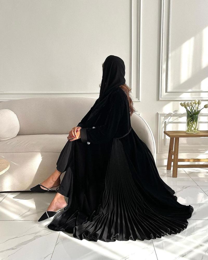 عبايات مخمل اسود