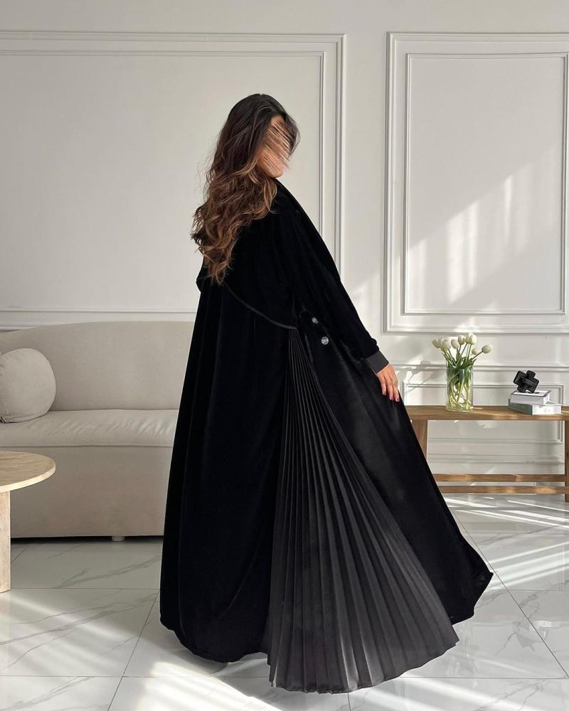 عبايات مخمل اسود