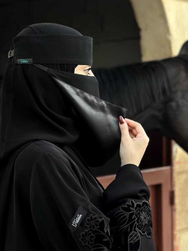 مبطن حرير وسط مطاط مايل مشبك