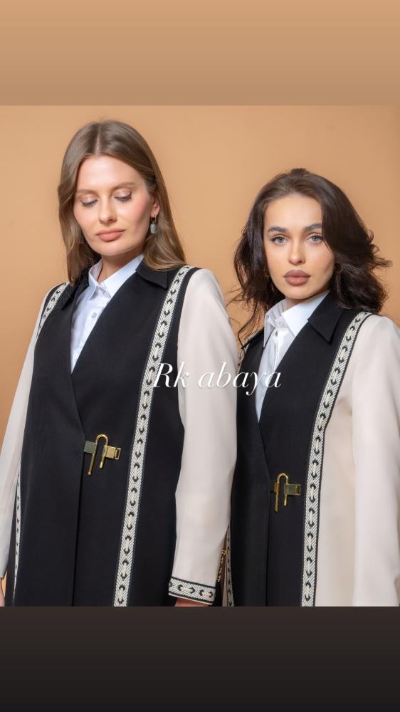 Elegant formal blazer with lock closure