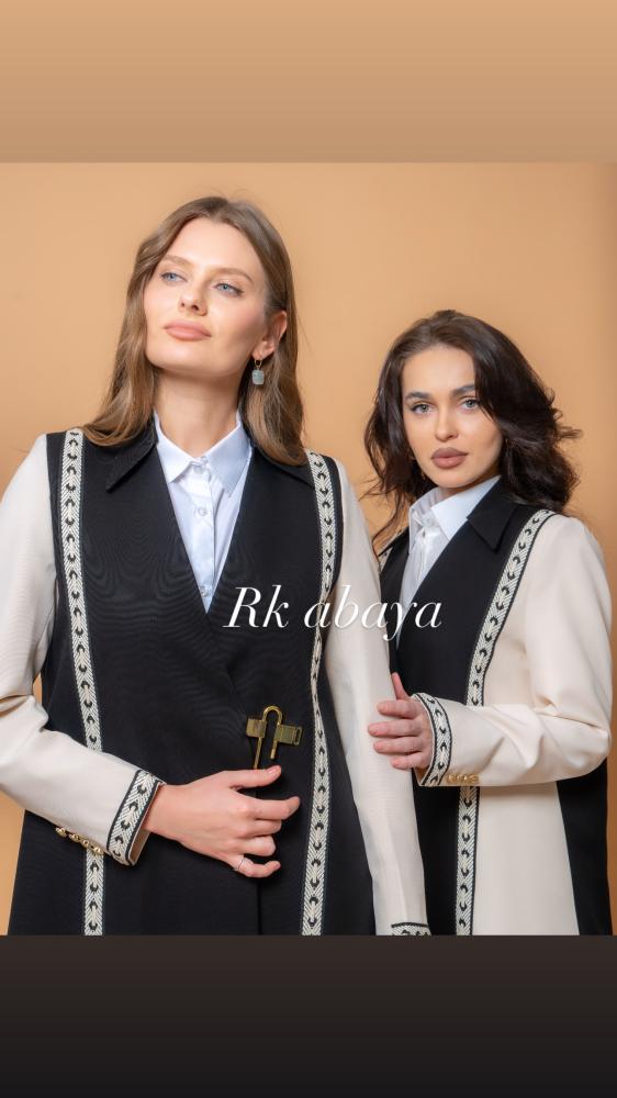 Elegant formal blazer with lock closure