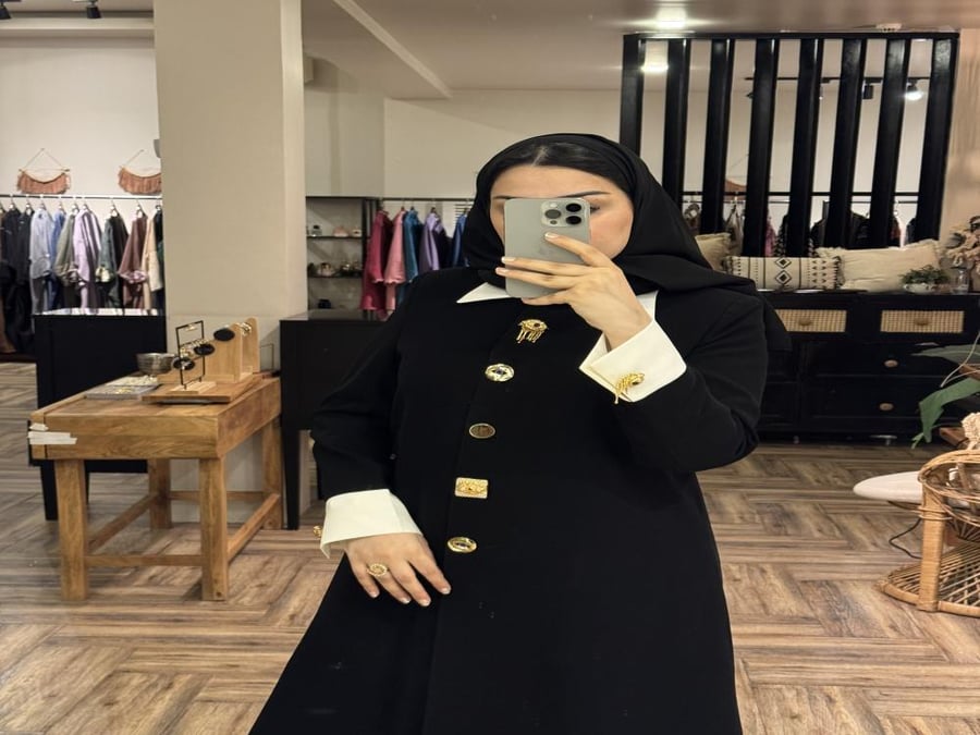 بليزر أزارير عصريه واكمام وباقه بيضاء عصريه  وانيقه تنويه / ازارير الكم ساده والازارير مرتبه بشكل عشوائي وغير متماثل