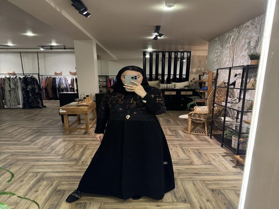 بليزر بتطريز من الأعلى كريب ملكي اسود