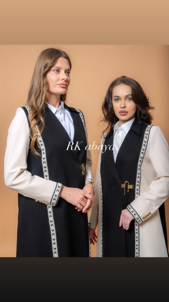 Elegant formal blazer with lock closure