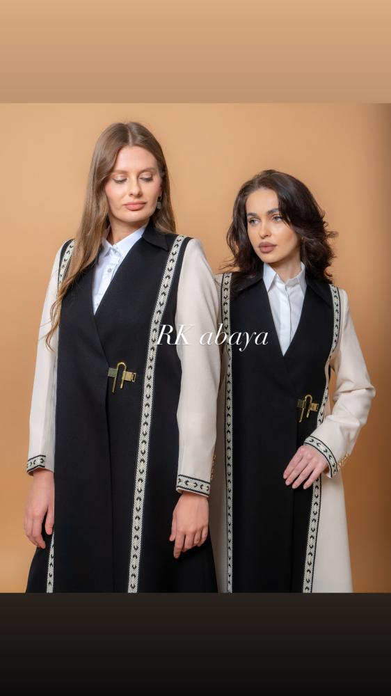 Elegant formal blazer with lock closure