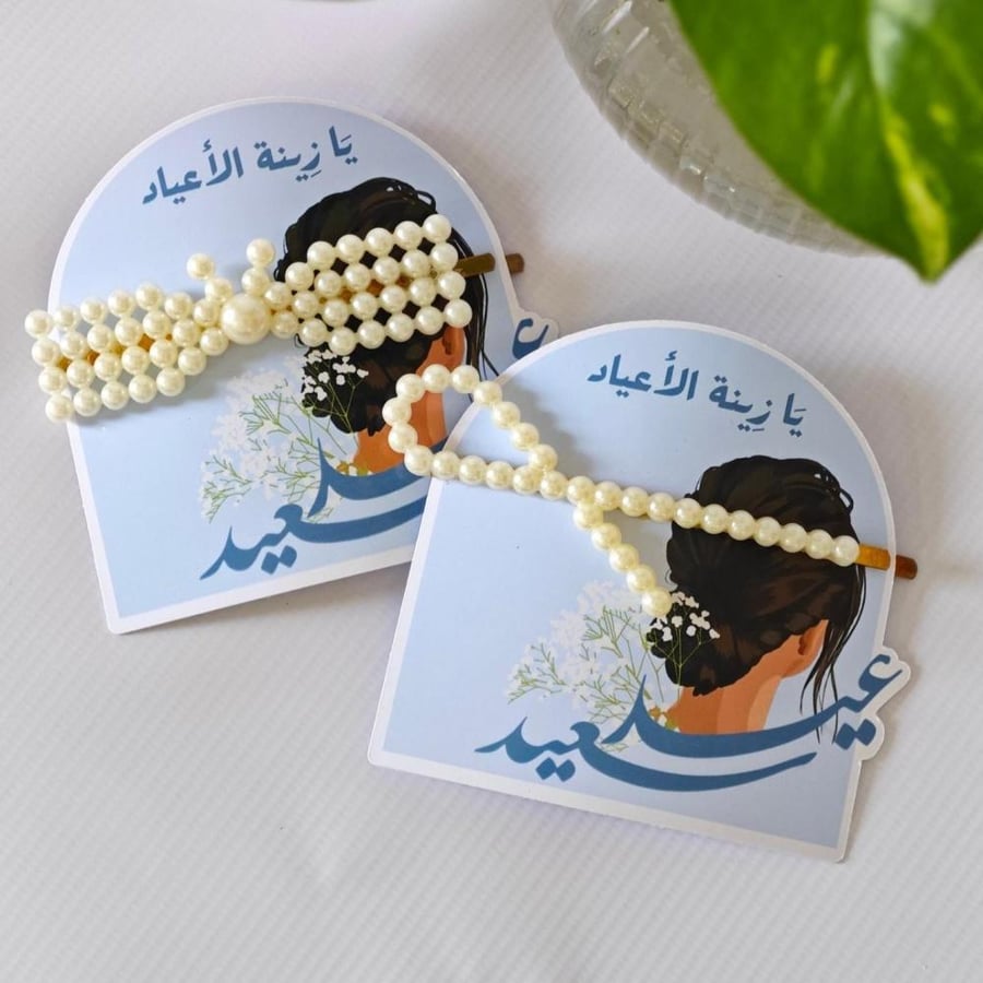 كرت مع مشبك شعر