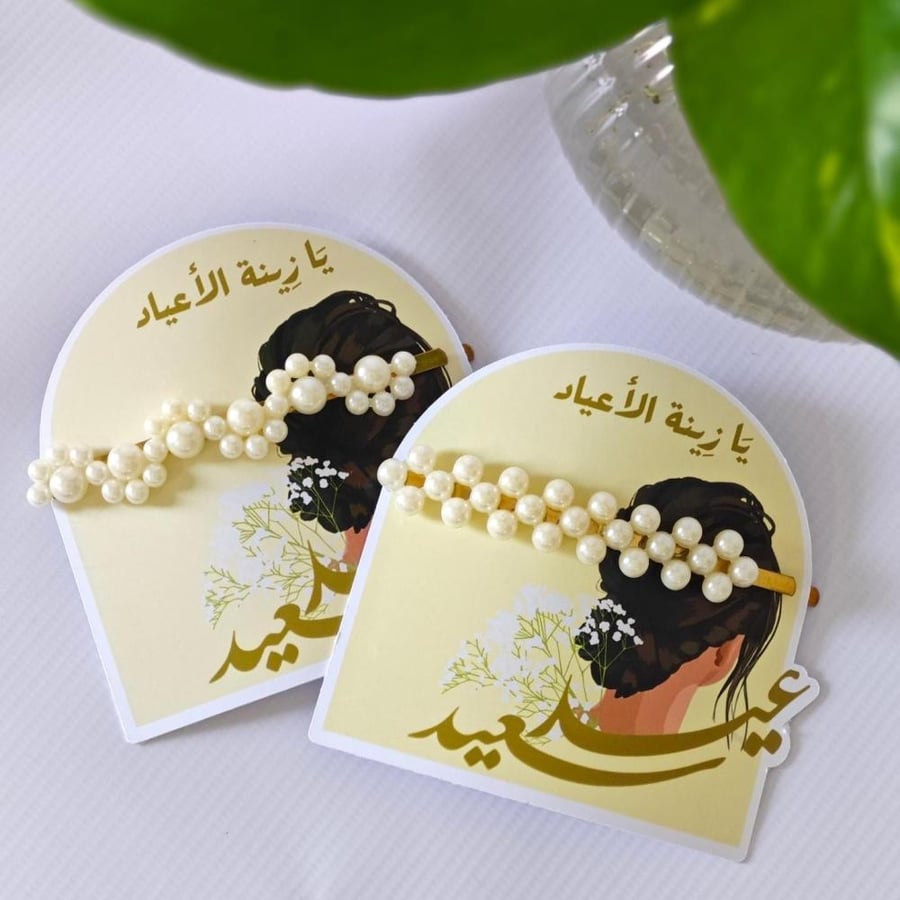 كرت مع مشبك شعر