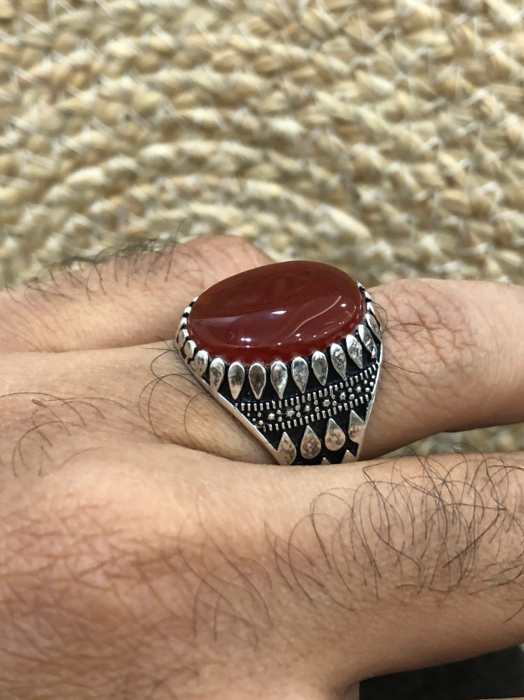 خاتم الفضة بالعقيق اليماني الطبيعي  وصياغة جميلة ومميزة