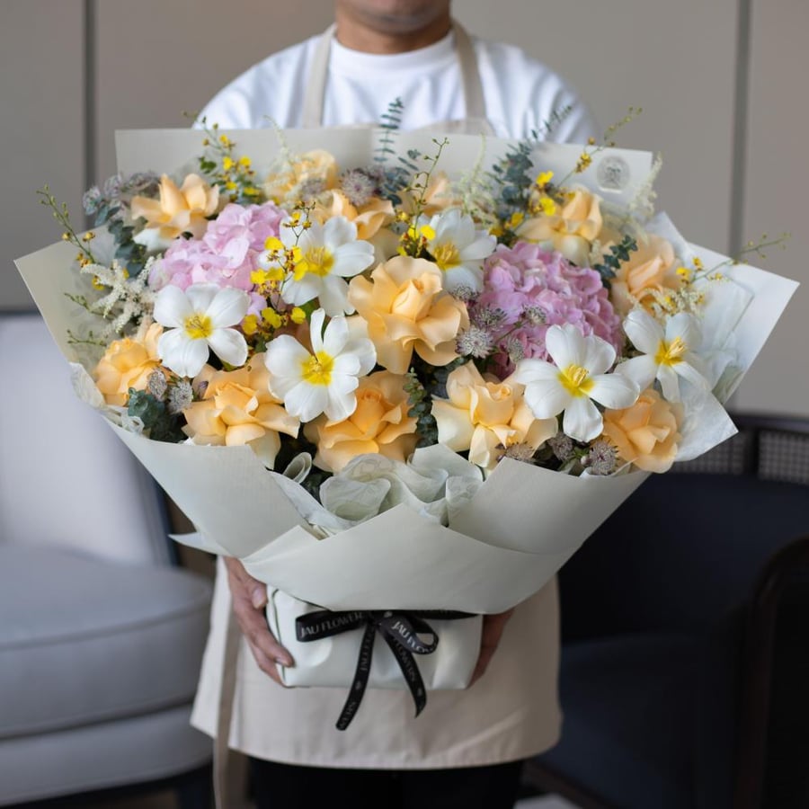 MEDIUM STANDING BOUQUET