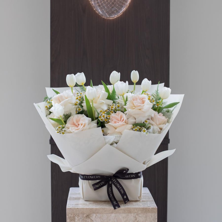 SMALL STANDING BOUQUET