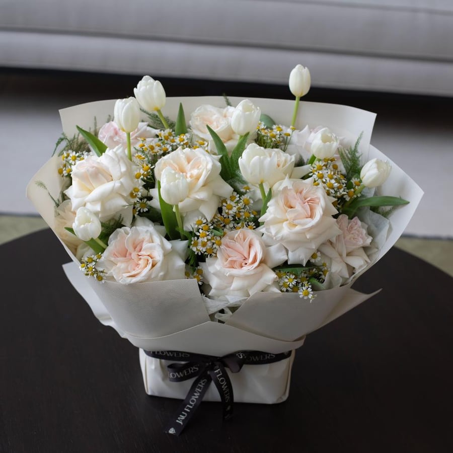 SMALL STANDING BOUQUET