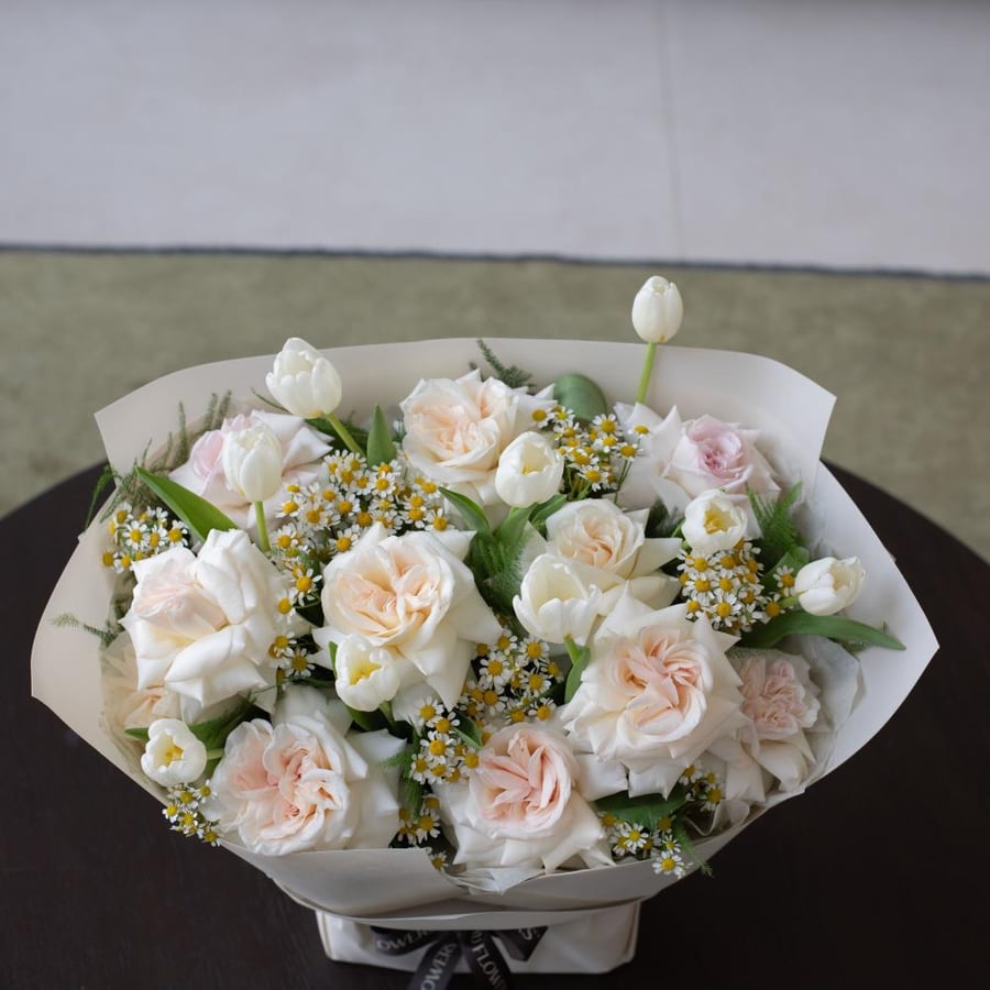 SMALL STANDING BOUQUET