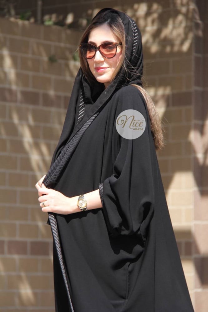عبايه قماش المستقبل كوري بتطريز اسود ومع طرحه مطرزه