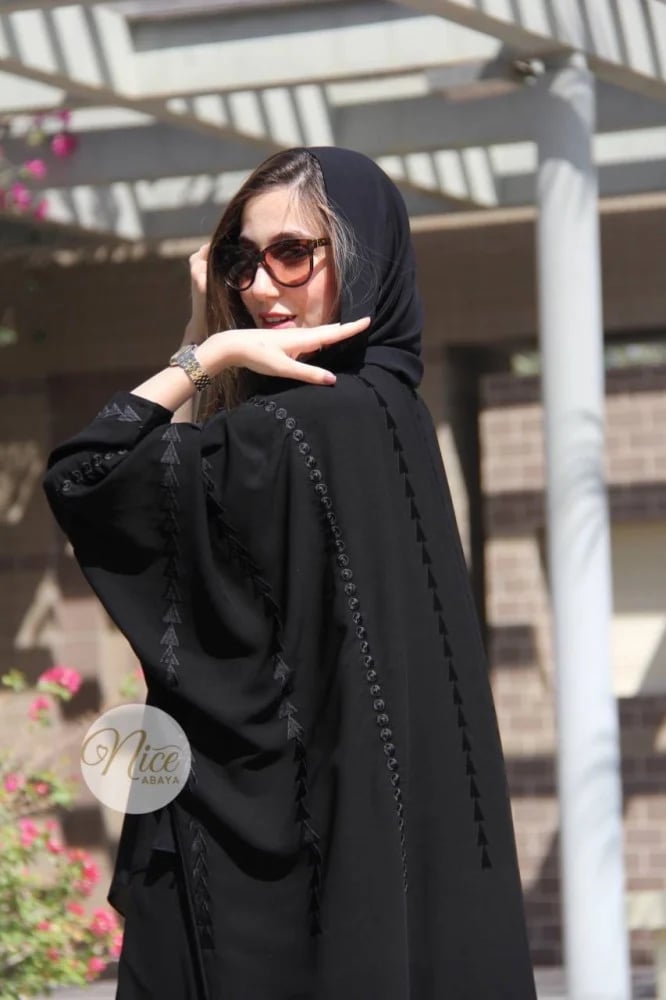 عبايه قماش المستقبل كوري بتطريز اسود
