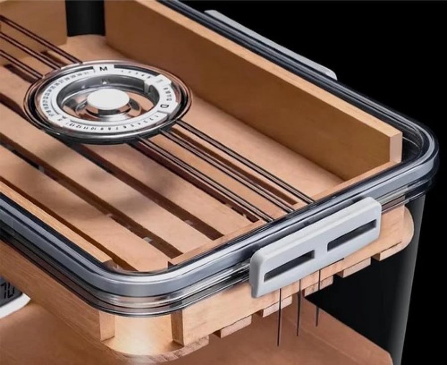 A box of cigars made of acrylic suitable for travel and urgent handling