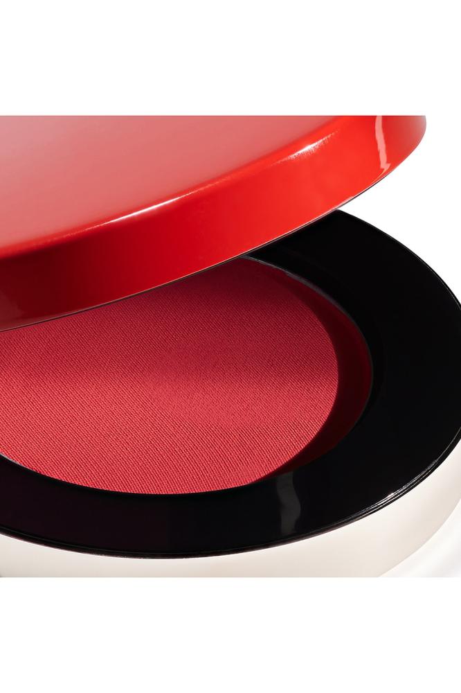 MICROSUEDE أحمر خدود يحاكي لون البشرة من ميك بيوتي _Crimson Sky