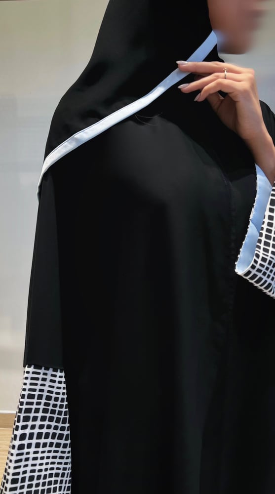 Printed wide sleeve with blue lining