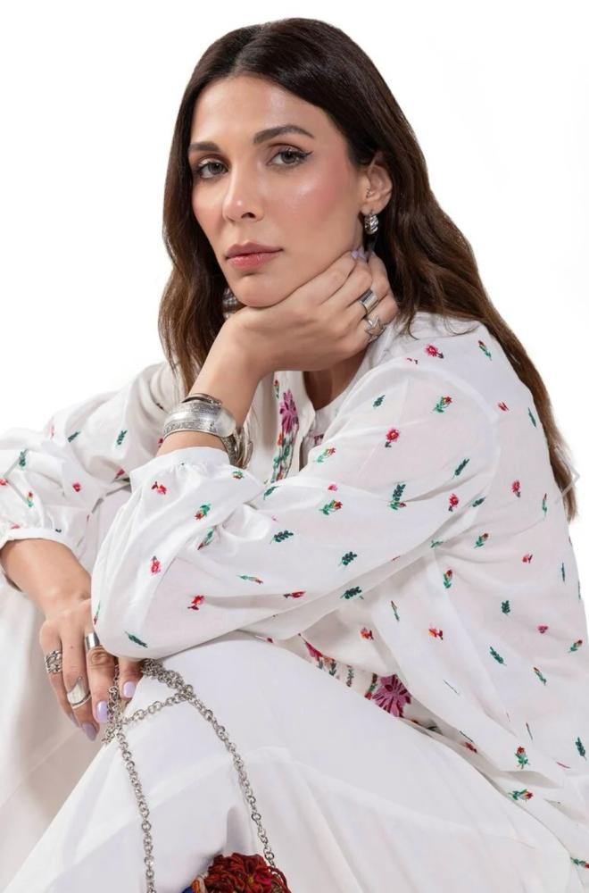 بلوزة قطن مشغولة
