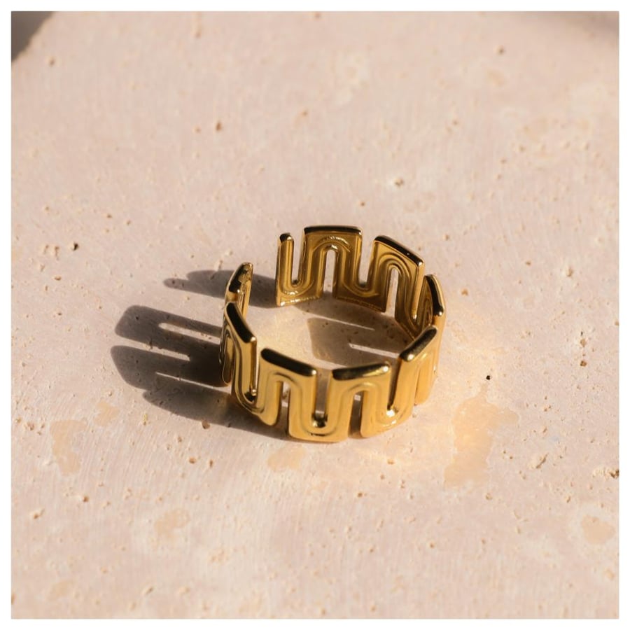 Wave line ring