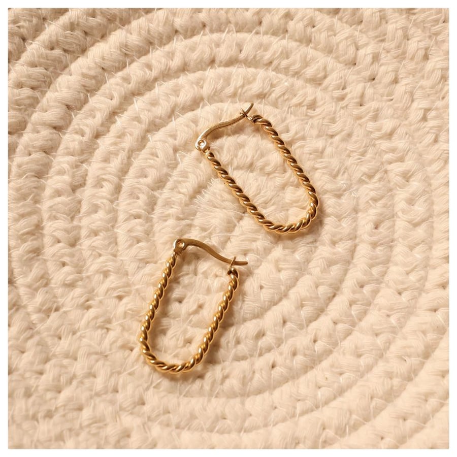 Twisted oval hoops