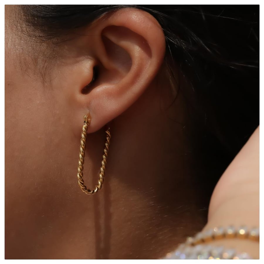Twisted oval hoops