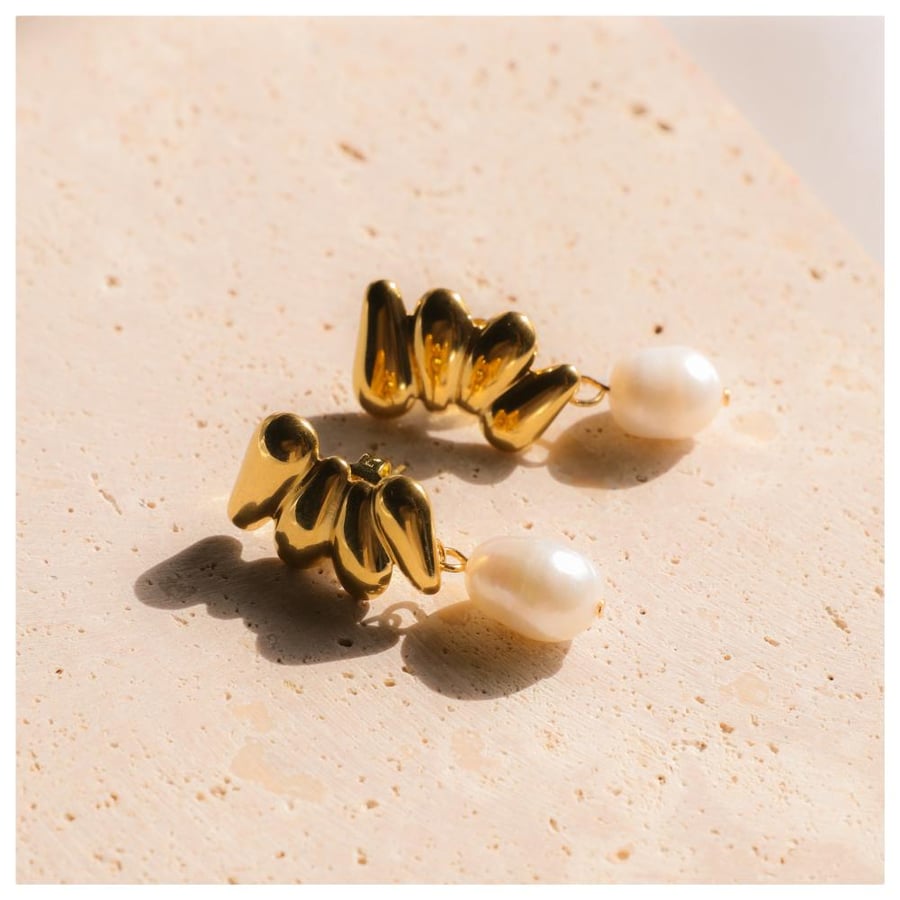 Pearl bloom earrings
