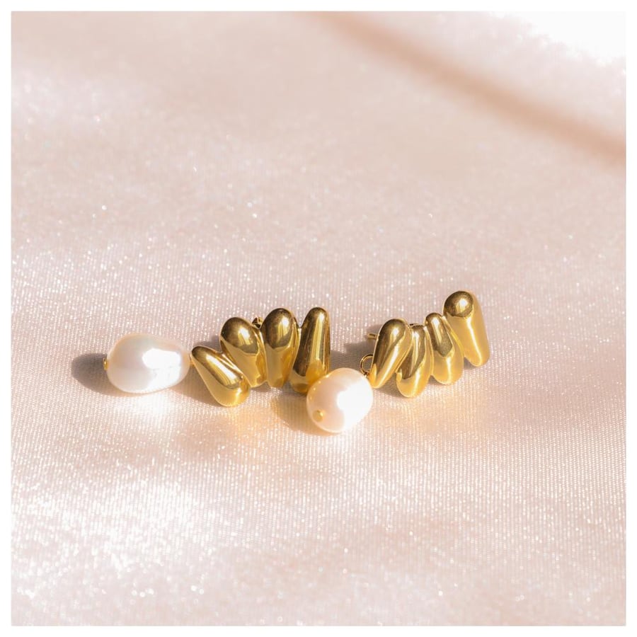 Pearl bloom earrings