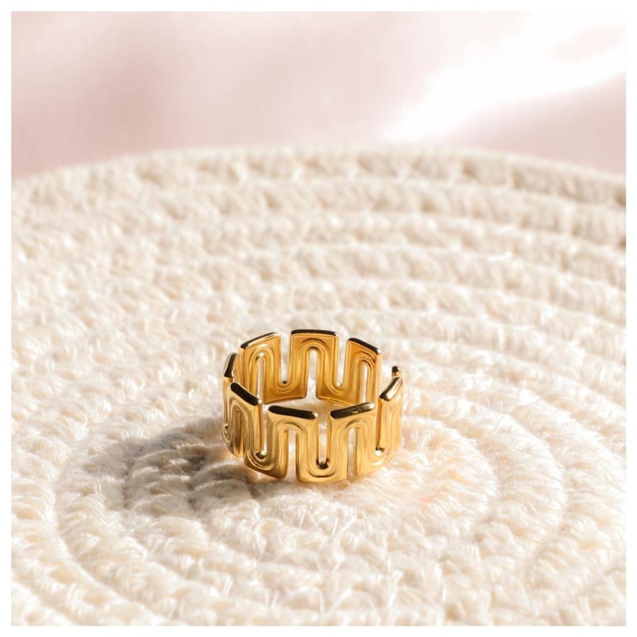 Wave line ring