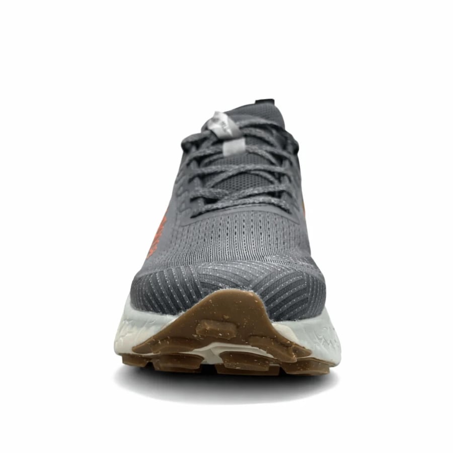 New Balance Fresh Foam X More Trail – رمادي ولمسات مرجانية