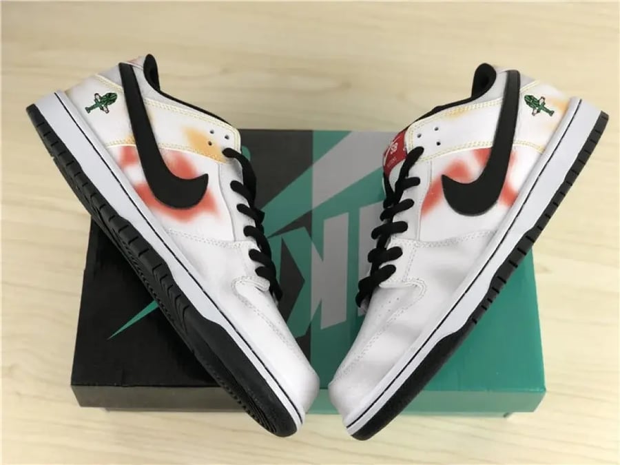 SB DUNK LOW "Tie-Dye Rayguns 2019 - White"