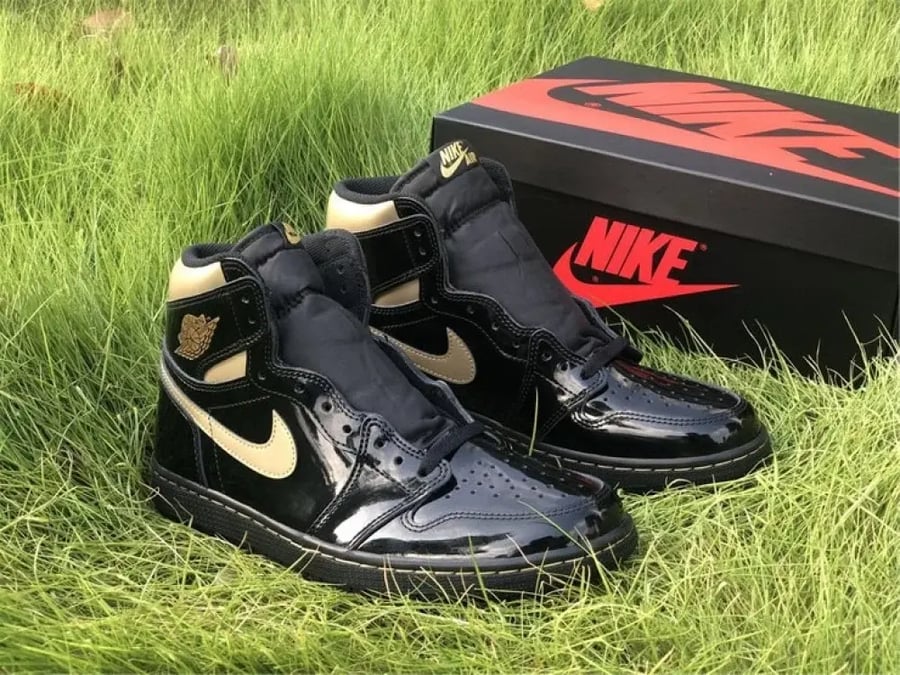 Air Jordan 1 RETRO HIGH OG "Black Metallic Gold"