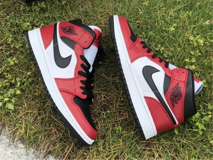 AIR JORDAN 1 MID "Chicago Black Toe"