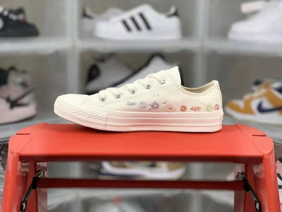 Converse WMNS Chuck Taylor All Star Low 'Embroidered Floral - Egret'