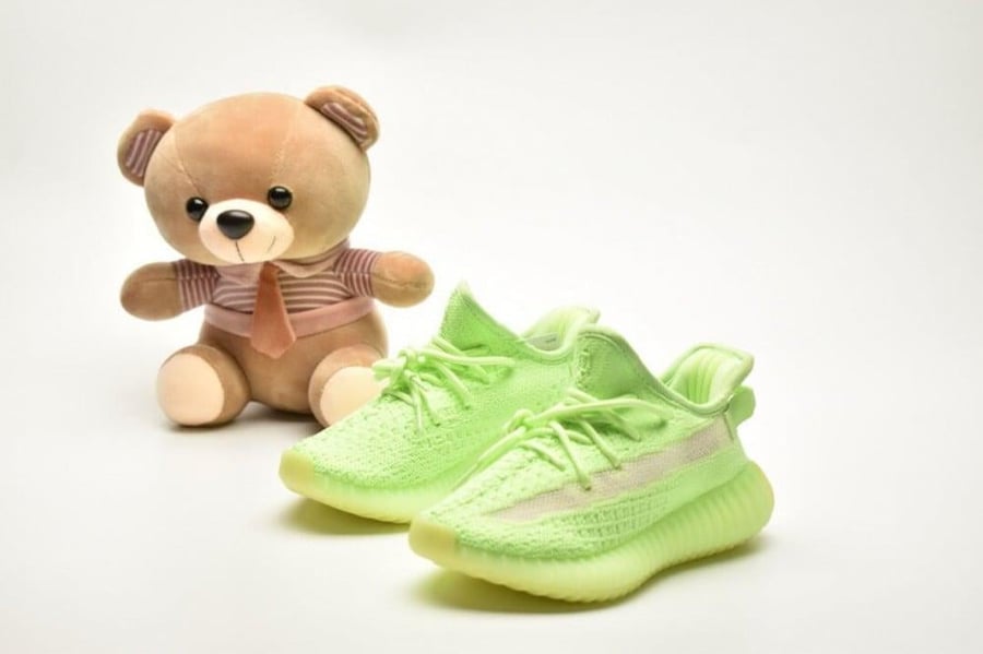 Yeezy Boost 350 V2 "Glow in The Dark" Kids اطفال
