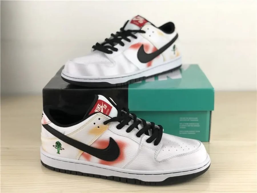 SB DUNK LOW "Tie-Dye Rayguns 2019 - White"