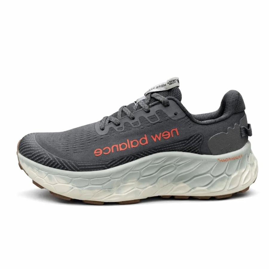 New Balance Fresh Foam X More Trail – رمادي ولمسات مرجانية