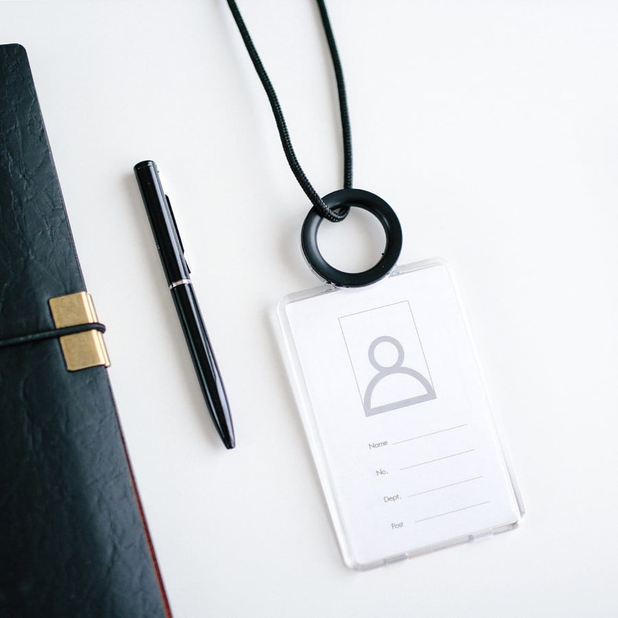 حامل البطاقة التعريفية للجامعة والدوام