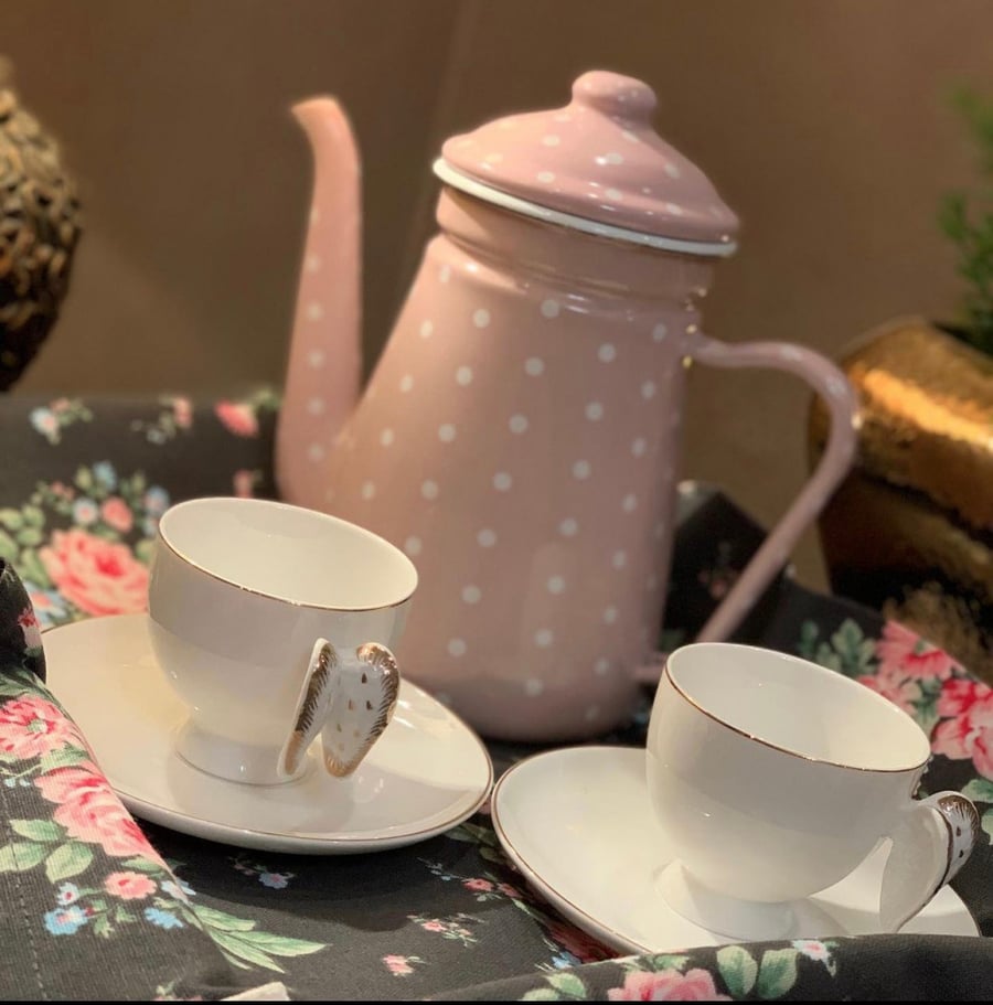 إبريق وردي منقط