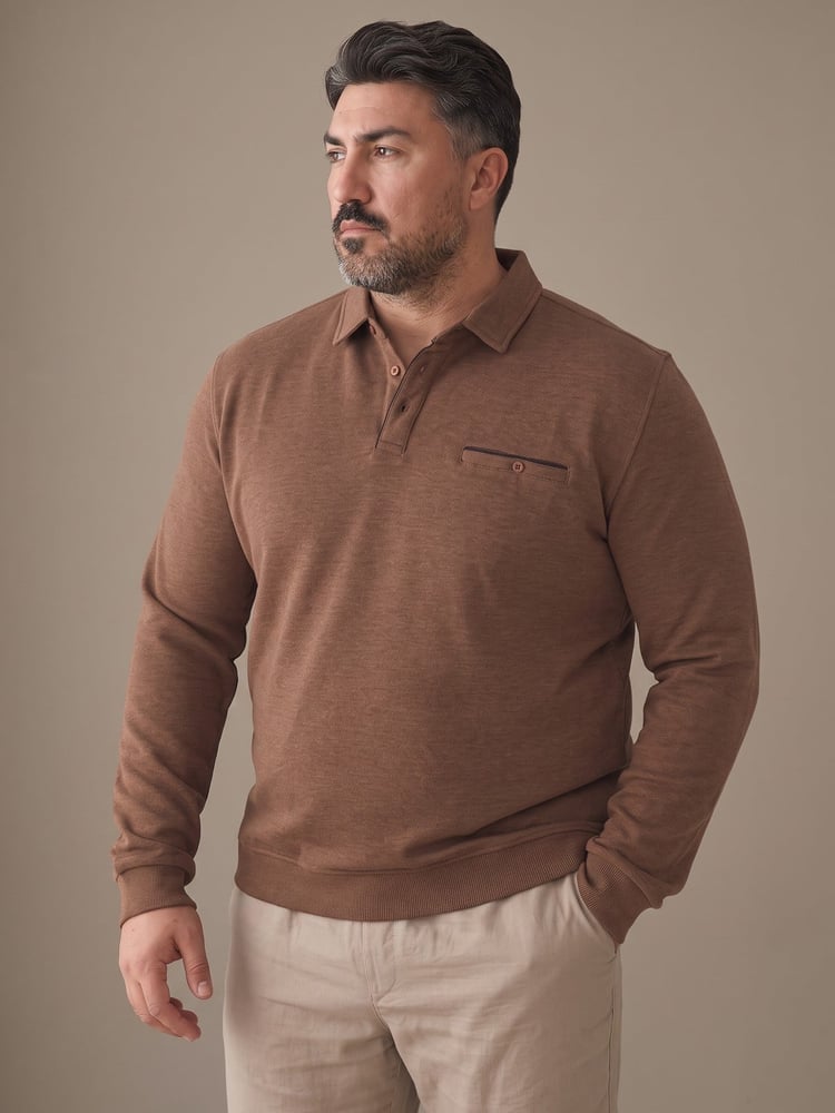 بلوفر بولو – Maccali –بني – محبوك تريكو – ياقة بولو بأزرار وجيب صدر – مقاسات 2XL-6XL – صنع في تركيا