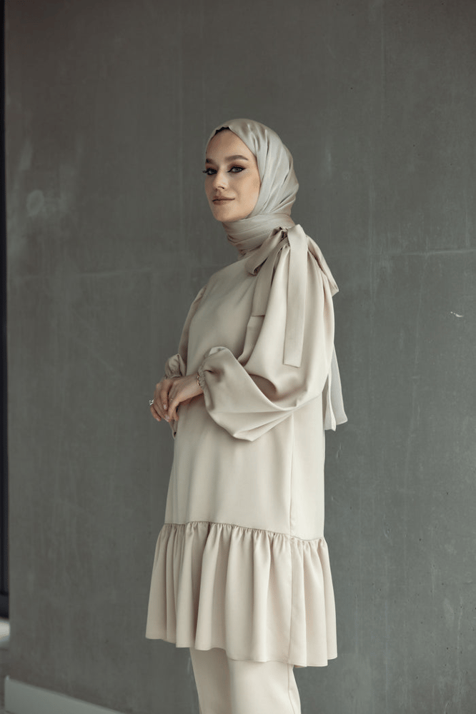 طقم نسائي قطعتين (سترة وبنطال) – Al-tatari – بيج فاتح – ساتان  – 36-38-40-42 - صنع في تركيا