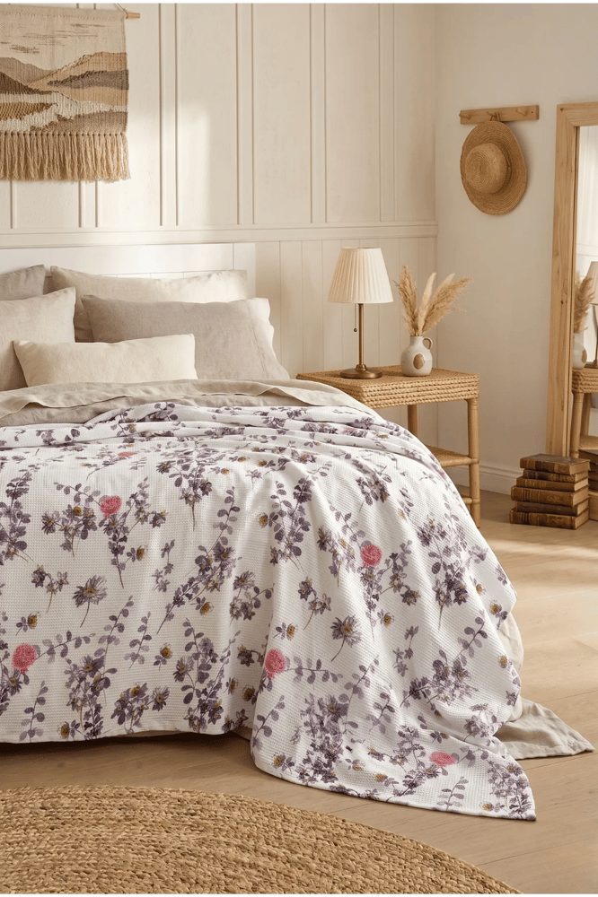 بطانية بيكيه – mendereshome – أبيض نقشه زهور خزامي – قطن – مقاس مفرد