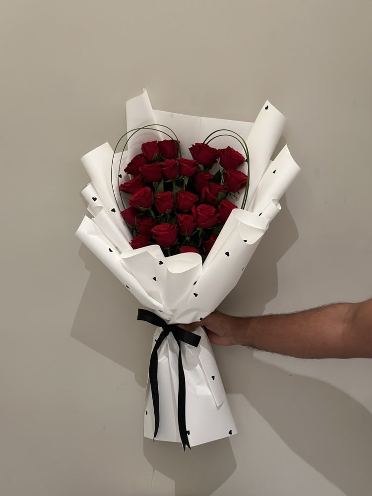 Red flower bouquet || Heart-shaped with white wrapping