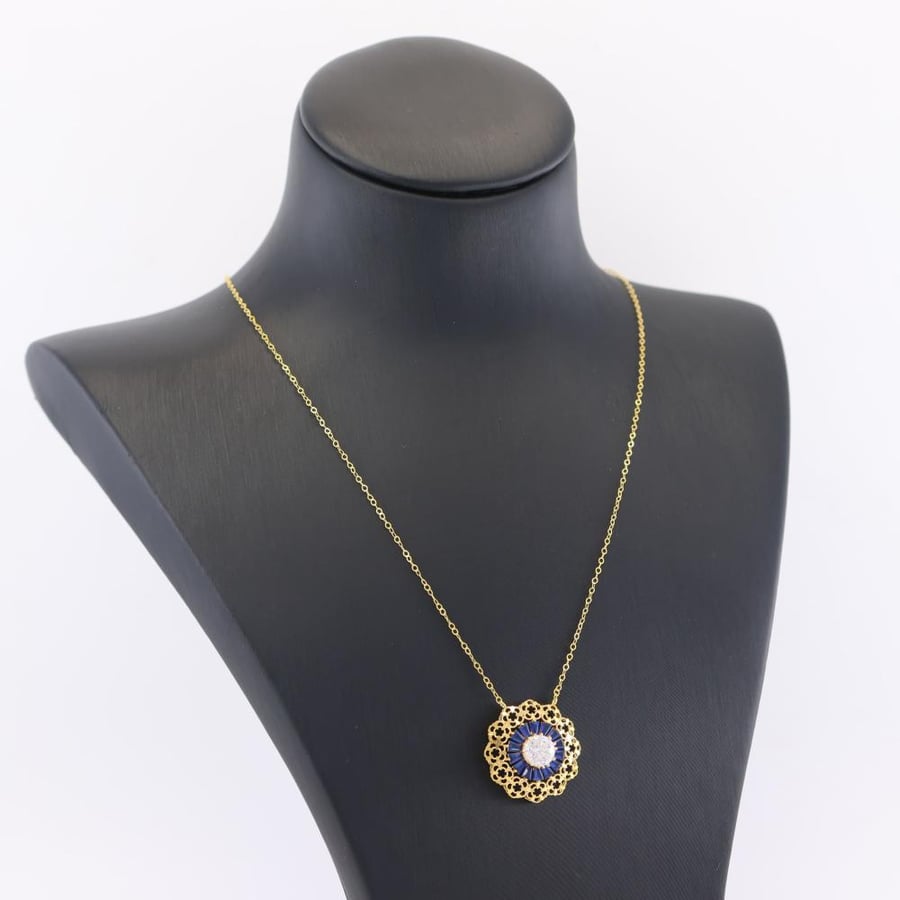 عقد ذهب ازهار و قصات الباقيت بلون ازرق وفال لون ابيض تصميم الماس - عيا