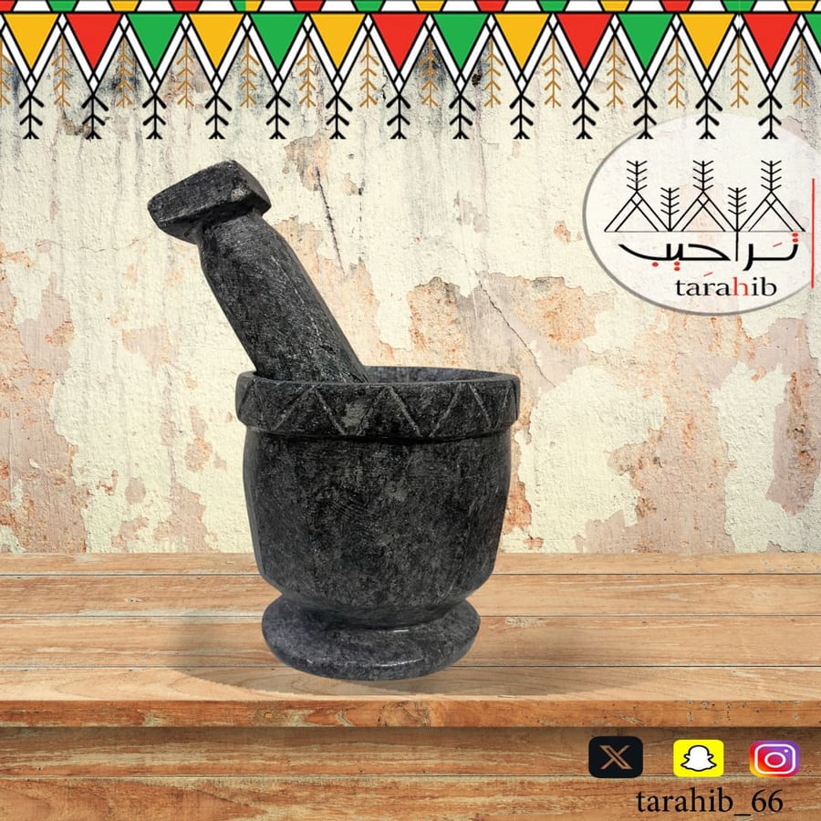 مدق حجر طبيعي مع يد