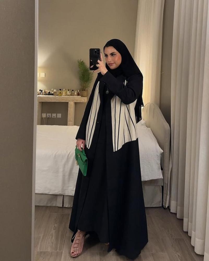 عبايات سوداء
