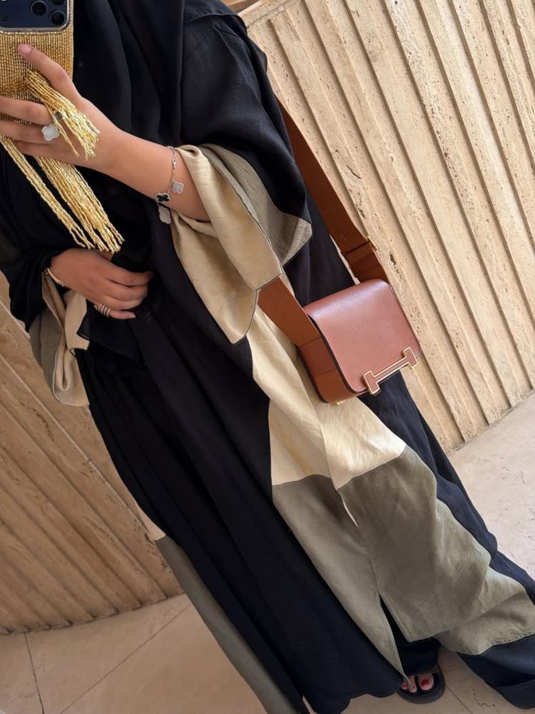 عبايات سوداء