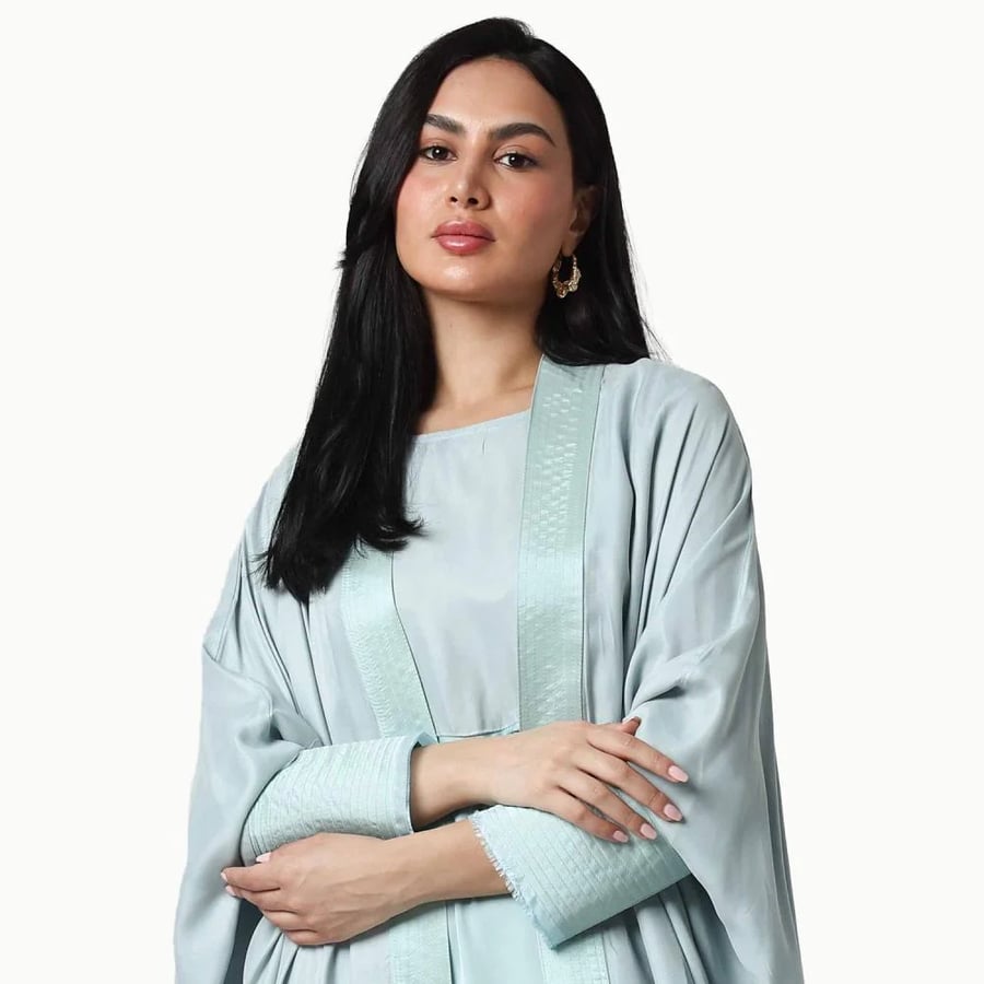 AB0123 – عباية نص بشت كريب + ياقة تفتة